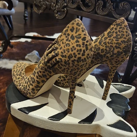 Leopard Print Women's Pumps - Picture 2 of 7